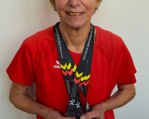 Gelungene Masters-Hallen-DM mit drei Gold Medaillen für Helga Schüßler (TSV Kirchhain) 